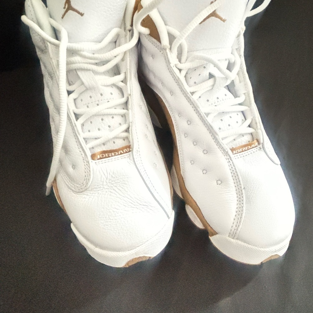 Jordan White and Gold Sneakers
Air jordan retro 13 2023